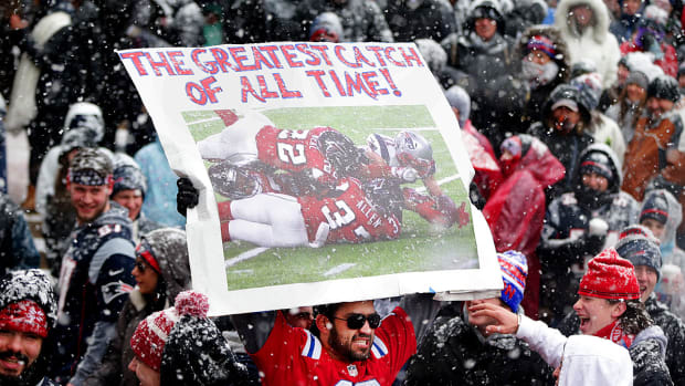 patriots-falcons-edelman-sign.jpg